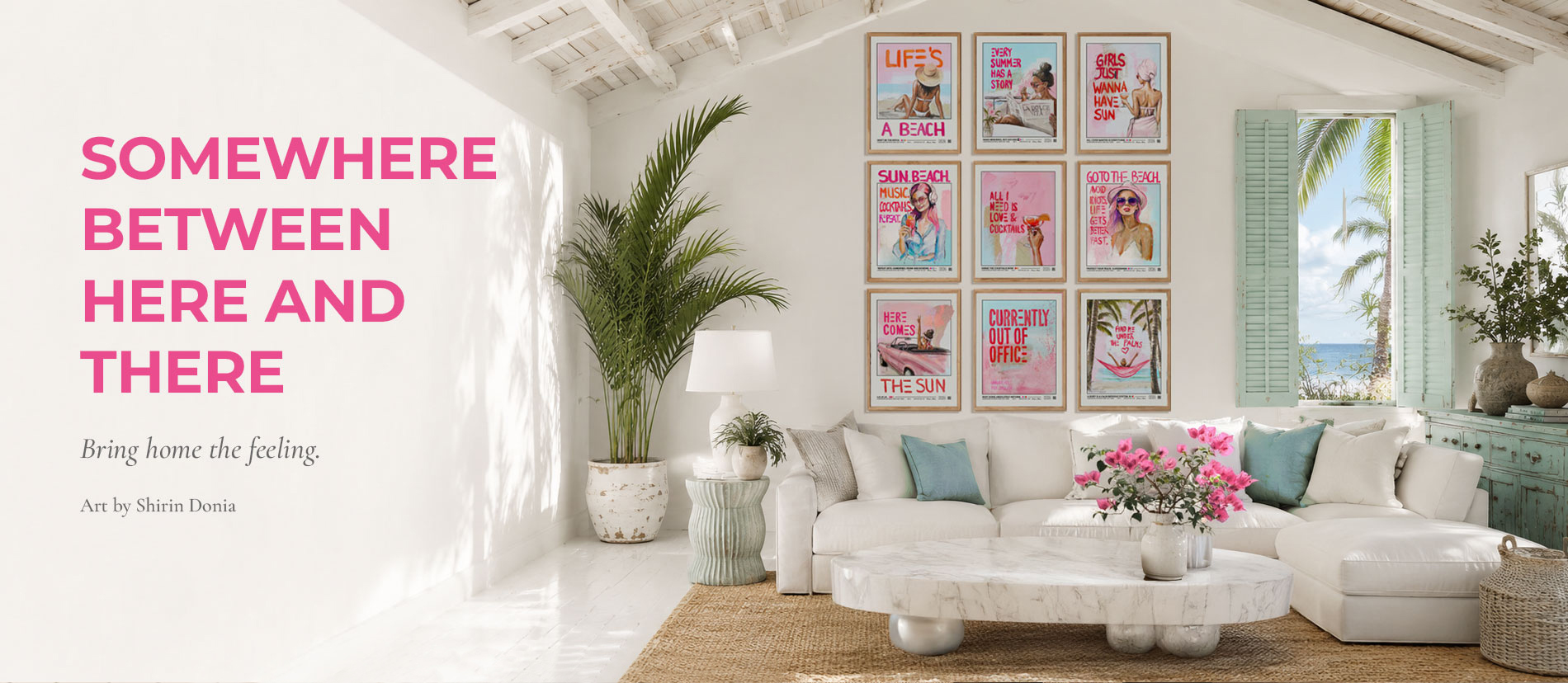 Somewhere Between Here and There – farbenfrohe, strandinspirierte Kunstdrucke in einem hellen Wohnzimmer mit Küstenflair, mit verspielter Typografie und entspanntem Urlaubsgefühl.