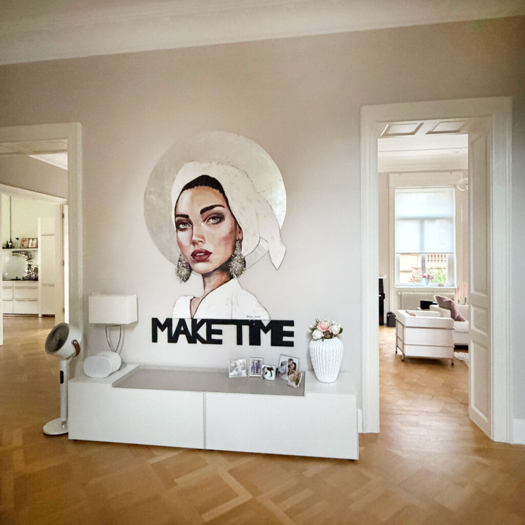 Kunstdruck „Make Time“ mit Frauenporträt im Flur einer Altbauwohnung