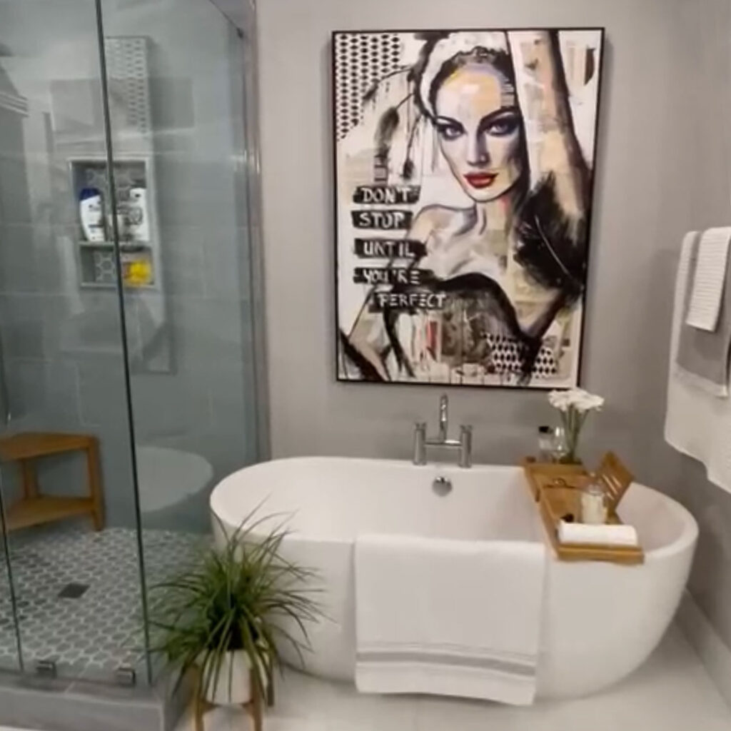 Kunstwerk „Don't stop until you're perfect“ über freistehender Badewanne