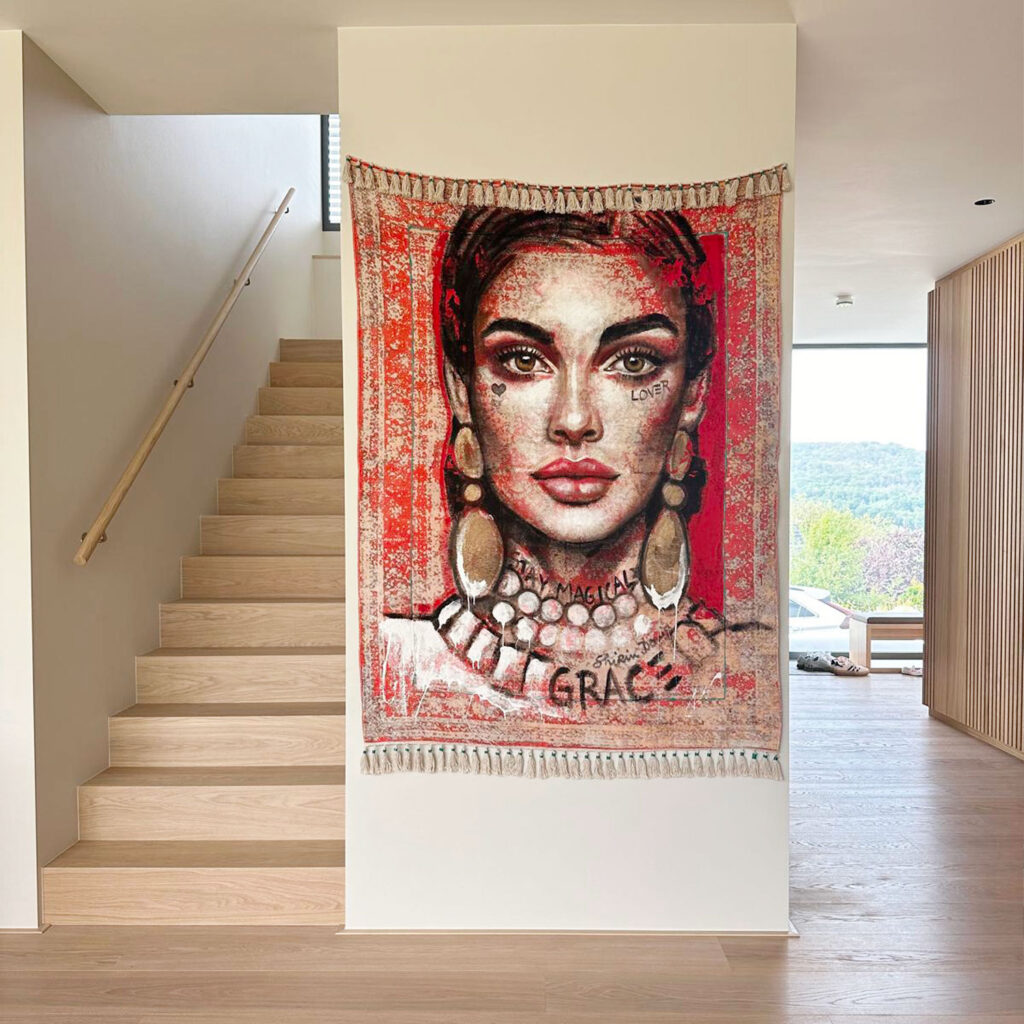 Kunstwerk „Grace“ auf rotem Teppich als Wandbehang im Treppenhaus