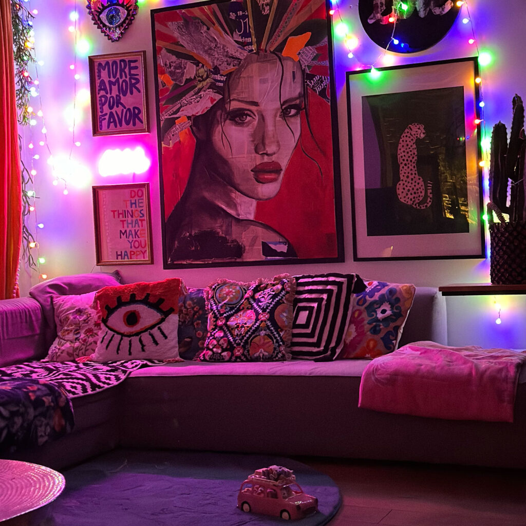 Buntes Collagen-Porträt mit Kopfschmuck in farbenfrohem Jugendzimmer