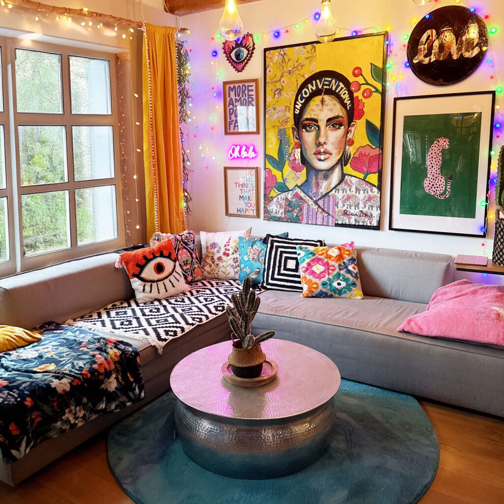 Kunstwerk „Unconventional“ mit Frauenporträt in buntem Boho-Wohnzimmer