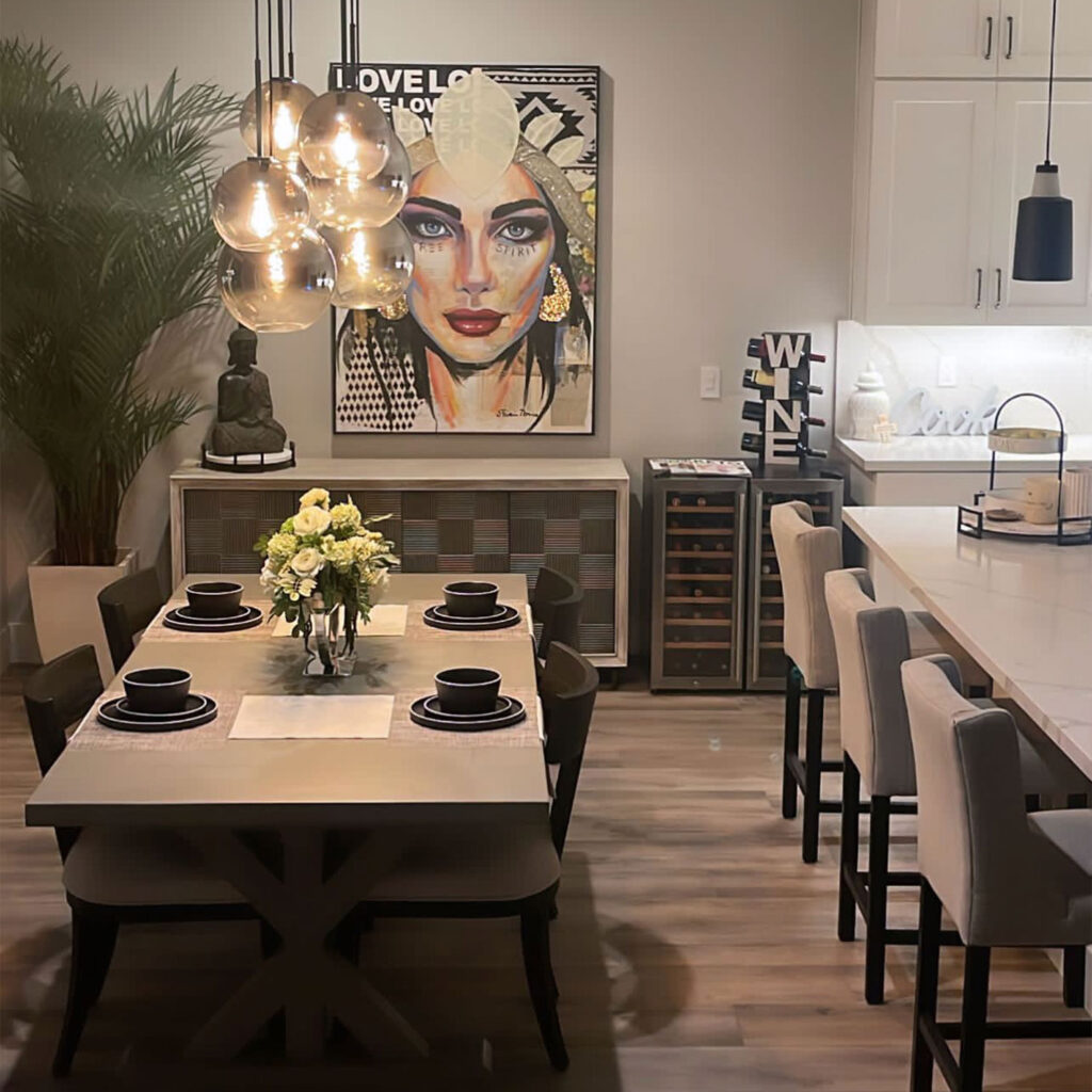 Kunstdruck „Love“ mit Frauenporträt über Sideboard im Esszimmer