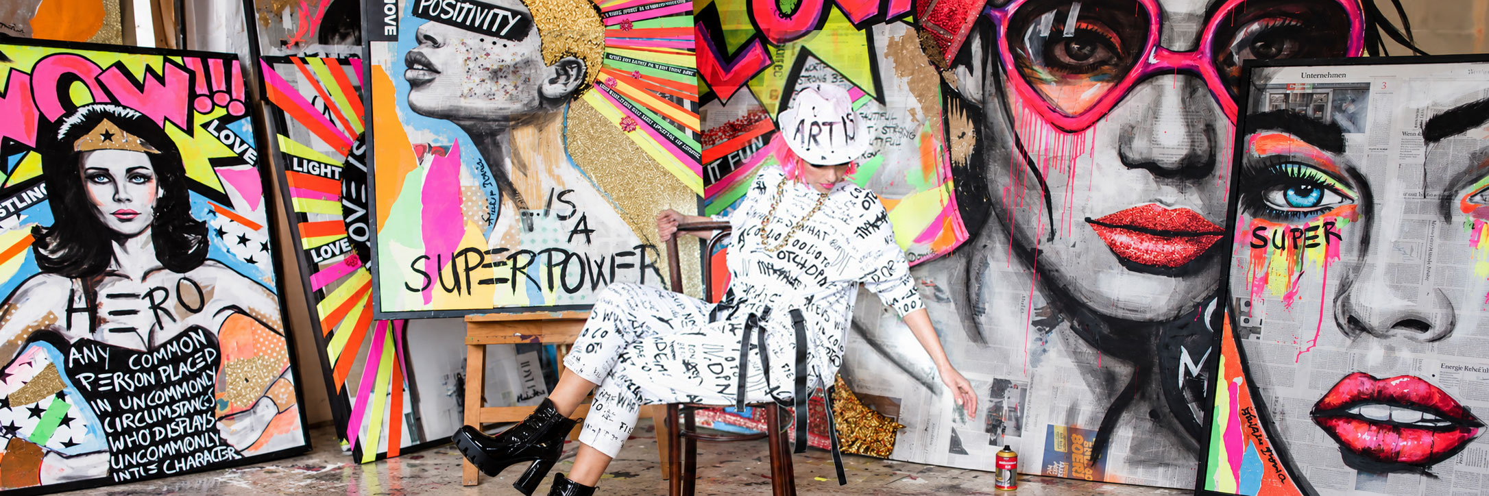 Porträtgemälde der Serie Superpower: Shirin Donia im Atelier