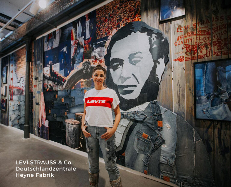 Großformatiges Wandkunstwerk von Shirin Donia für Levi Strauss