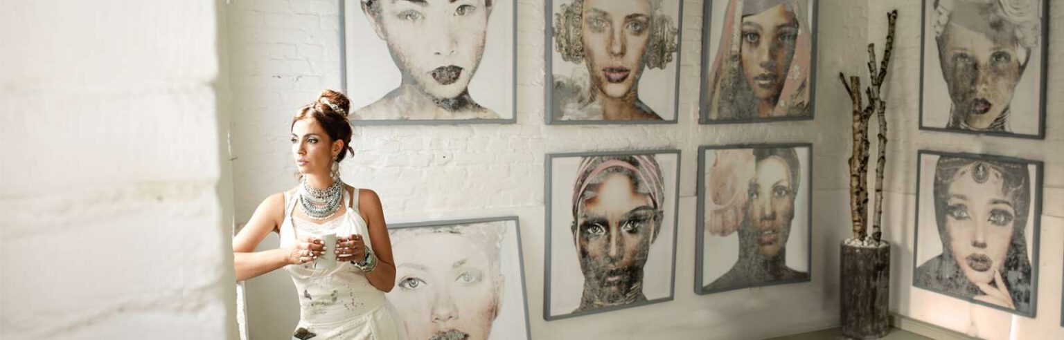 Shirin Donia vor ihren Gemälden im Atelier