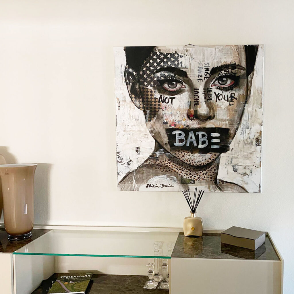 Kunstwerk „Not your babe“ im Collage-Stil über Sideboard