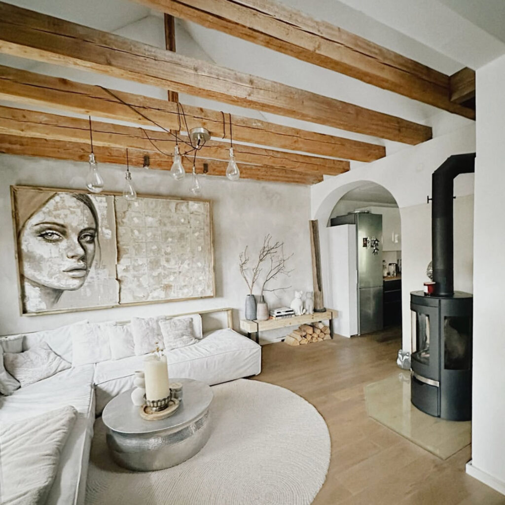 Minimalistisches Frauenporträt über weißem Sofa im Wabi-Sabi-Wohnzimmer