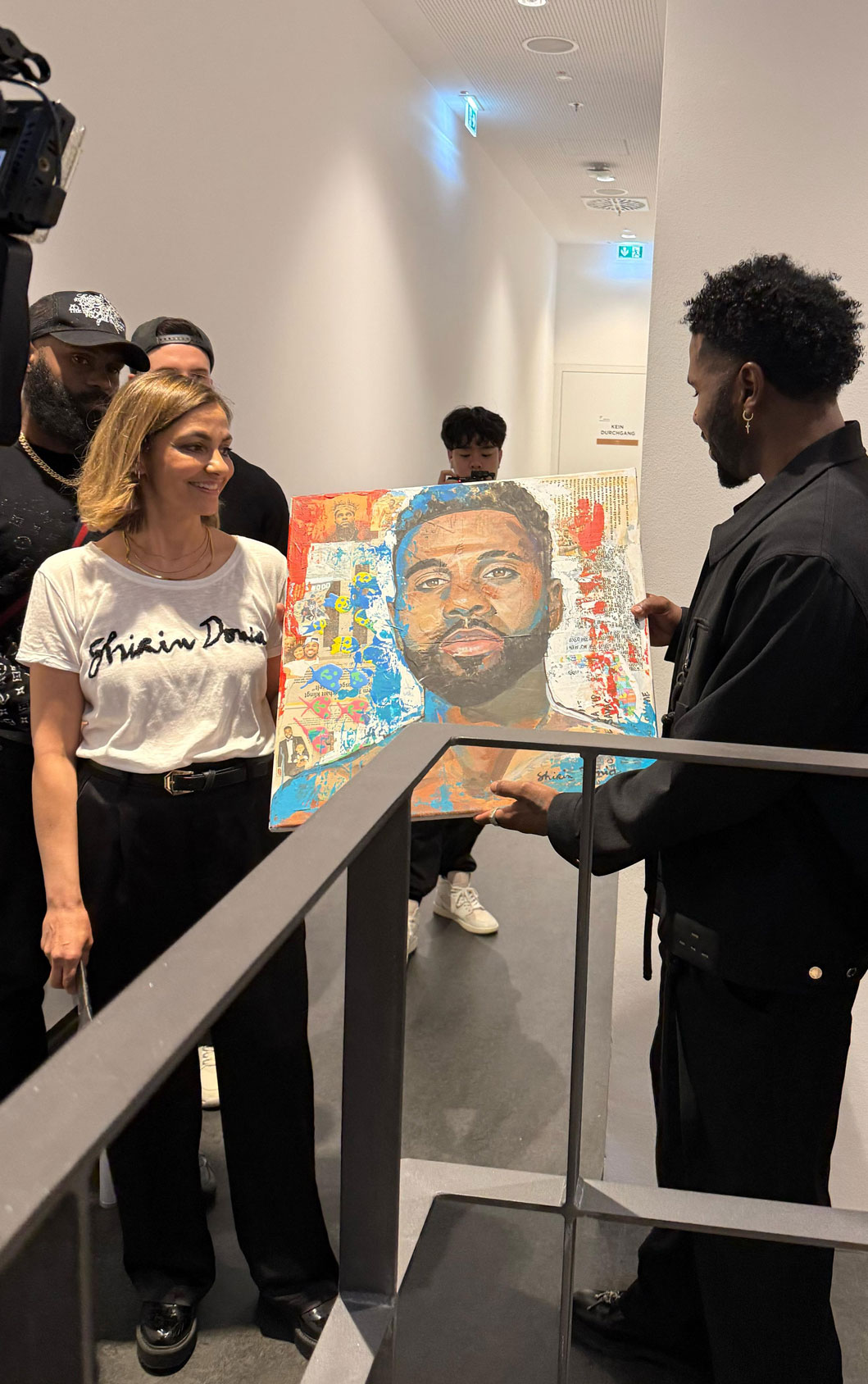 Shirin Donia hands Jason Derulo his portrait